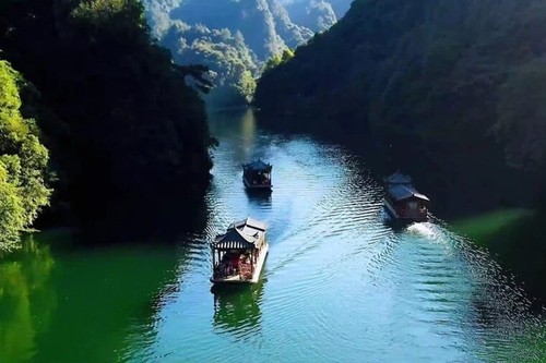 Emerald river boats in the canyon