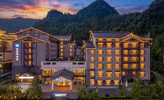 Wyndham Ruijing Manshan exterior at dusk